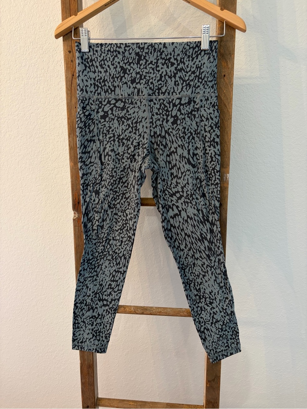 Athleta Salutation Stash Pocket 7/8 Tights